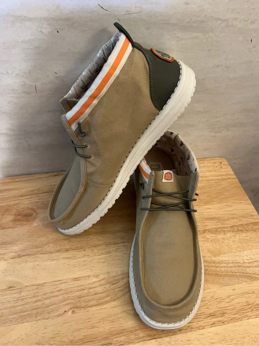 HEYDUDE Men's Wally Mid Stars N Skulls (Tan).